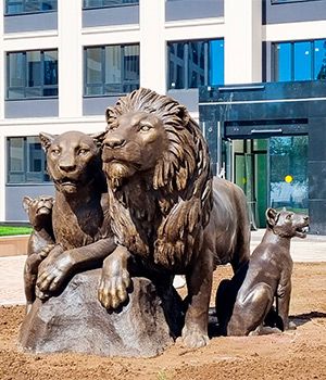 В ЖК Familia установили скульптуру львов!